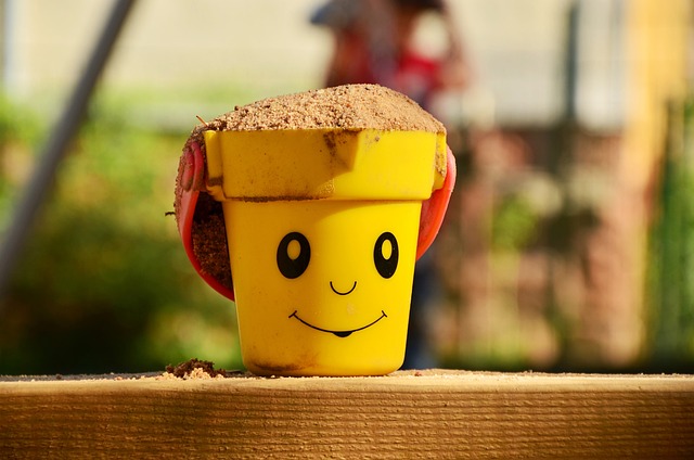 kyblíček na pískovišti